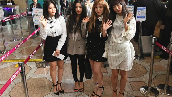 Members of K-pop girlband Red Velvet pose for a photo before departing for Pyongyang from Gimpo International Airport in Seoul Members of K-pop girlband Red Velvet pose for a photo before departing for Pyongyang from Gimpo International Airport in Seoul - Sputnik International