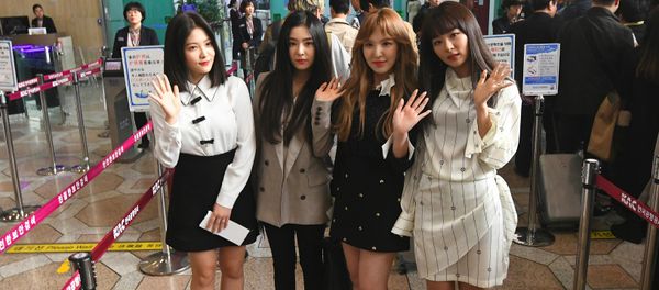 Members of K-pop girlband Red Velvet pose for a photo before departing for Pyongyang from Gimpo International Airport in Seoul - Sputnik International