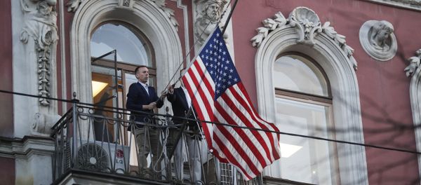 Diplomatic mission personnel remove a US flag from the building of the US Consulate-General on Furshtatskaya Street in St. Petersburg - Sputnik International