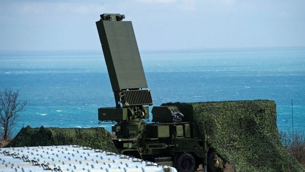 The all-altitude radar (center) and anti-aircraft missile containers (left) of the S-400 Triumph air defense regiment. File photo - Sputnik International