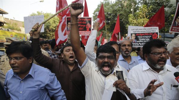 Members of Dalit organisations and leftist outfits shout slogans as they hold placard during a protest in Mumbai, India, Monday, April 2, 2018 - Sputnik International