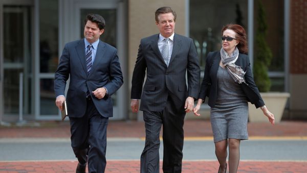 Paul Manafort (C), former campaign manager for U.S. President Donald Trump, arrives with his wife Kathleen (R), for an arraignment at the federal courthouse in Alexandria, Virginia, U.S., March 8, 2018 Paul Manafort (C), former campaign manager for U.S. President Donald Trump, arrives with his wife Kathleen (R), for an arraignment at the federal courthouse in Alexandria, Virginia, U.S., March 8, 2018 - Sputnik International