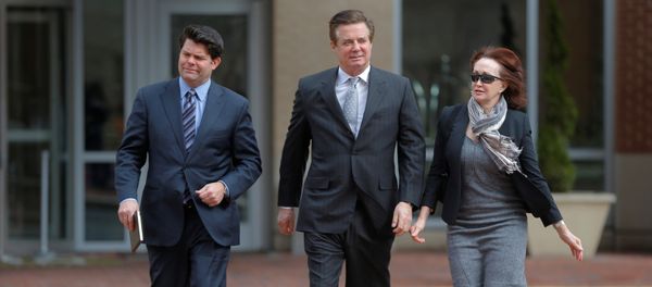 Paul Manafort (C), former campaign manager for U.S. President Donald Trump, arrives with his wife Kathleen (R), for an arraignment at the federal courthouse in Alexandria, Virginia, U.S., March 8, 2018 Paul Manafort (C), former campaign manager for U.S. President Donald Trump, arrives with his wife Kathleen (R), for an arraignment at the federal courthouse in Alexandria, Virginia, U.S., March 8, 2018 - Sputnik International