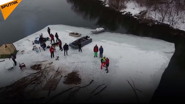 Daredevils Paddle Down Don River On Ice Floe - Sputnik International