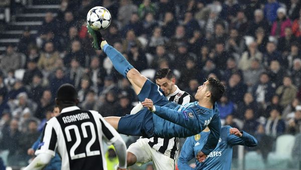Real Madrid's Portuguese forward Cristiano Ronaldo (C) scores during the UEFA Champions League quarter-final first leg football match between Juventus and Real Madrid at the Allianz Stadium in Turin on April 3, 2018 - Sputnik International