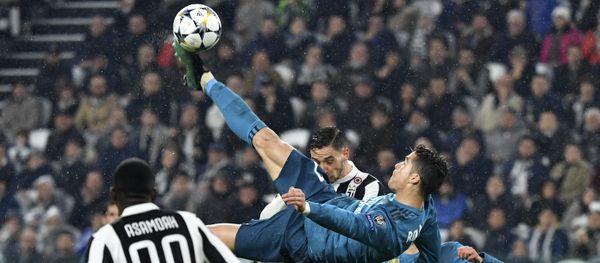 Real Madrid's Portuguese forward Cristiano Ronaldo (C) scores during the UEFA Champions League quarter-final first leg football match between Juventus and Real Madrid at the Allianz Stadium in Turin on April 3, 2018 - Sputnik International