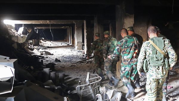 Pro government forces check tunnels used by the rebels over the past years during the siege in the recently conquered area of Jobar, in Eastern Ghouta on April 3, 2018 - Sputnik International
