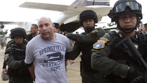 In this Sept. 26, 2013 file photo, Joseph Hunter, second from left, a former U.S. Army sniper who became a private mercenary, is in the custody of Thai police commandos after being arrested in Bangkok, Thailand - Sputnik International