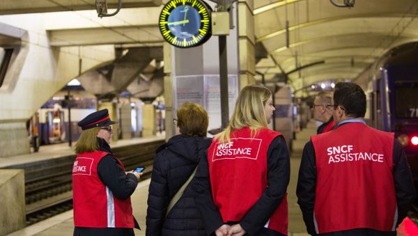 Employees of the SNCF state railway company on the platform of the Montparnasse station in Paris. - Sputnik International