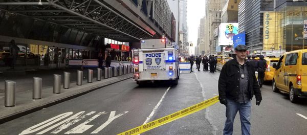 Police outside of New York's Port Authority bus terminal prevent people from entering after a report that an unidentified white powder was found there, Wednesday morning April 4, 2018 - Sputnik International