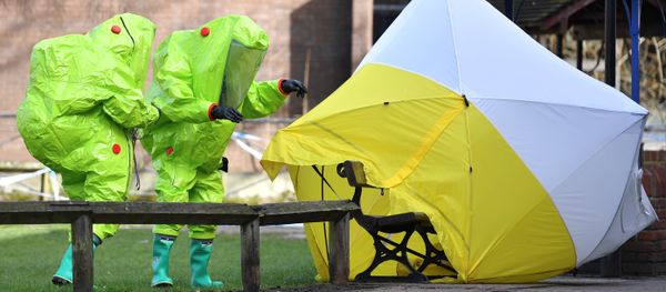 In this file photo taken on March 8, 2018 members of the emergency services in green biohazard encapsulated suits re-affix the tent over the bench where Russian spy Sergei Skripal and his daughter Yulia were found in critical condition on March 4 at The Maltings shopping centre in Salisbury, southern England - Sputnik International