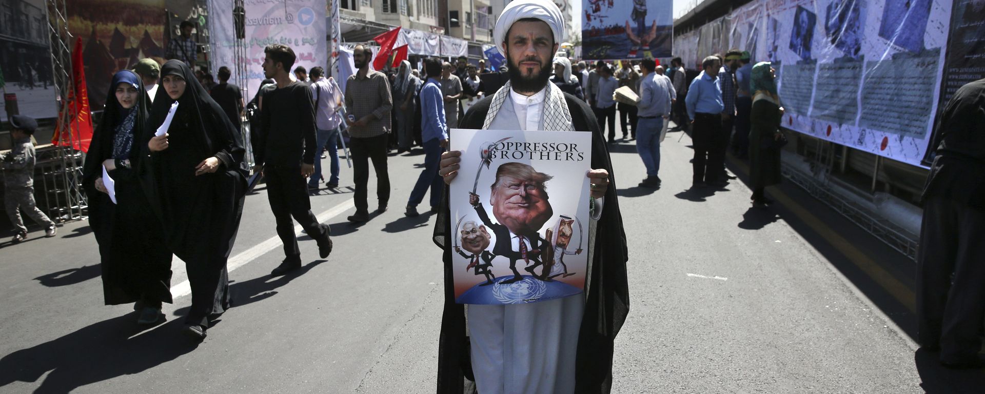 A clergyman holds a poster showing caricatures of U.S. President Donald Trump, center, Israeli Prime Minister Benjamin Netanyahu, left, and Saudi Arabia's King Salman in an annual pro-Palestinian rally marking Al-Quds (Jerusalem) Day in Tehran, Iran, Friday, June 23, 2017 - Sputnik International, 1920, 11.05.2018