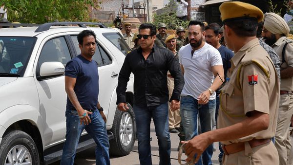 Bollywood actor Salman Khan (2nd L) arrives at a court in Jodhpur in the western state of Rajasthan, India, April 5, 2018 Bollywood actor Salman Khan (2nd L) arrives at a court in Jodhpur in the western state of Rajasthan, India, April 5, 2018 - Sputnik International
