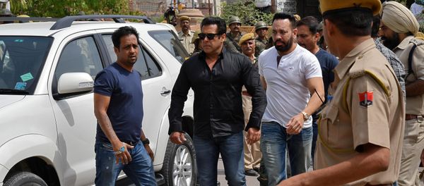 Bollywood actor Salman Khan (2nd L) arrives at a court in Jodhpur in the western state of Rajasthan, India, April 5, 2018 Bollywood actor Salman Khan (2nd L) arrives at a court in Jodhpur in the western state of Rajasthan, India, April 5, 2018 - Sputnik International