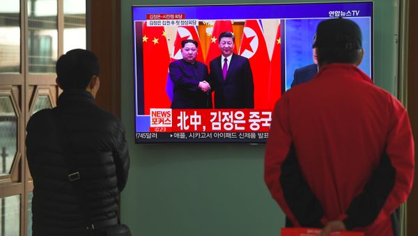 People watch a television news about a visit to China by North Korean leader Kim Jong Un, at a railway station in Seoul People watch a television news about a visit to China by North Korean leader Kim Jong Un, at a railway station in Seoul - Sputnik International