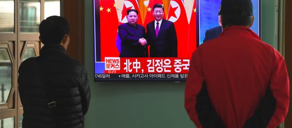 People watch a television news about a visit to China by North Korean leader Kim Jong Un, at a railway station in Seoul People watch a television news about a visit to China by North Korean leader Kim Jong Un, at a railway station in Seoul - Sputnik International
