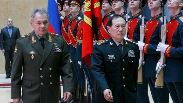 Russian Defense Minister Sergei Shoigu and Chinese Defense Minister Wei Fenghe review a honour guard prior to their talks in Moscow, Russia - Sputnik International