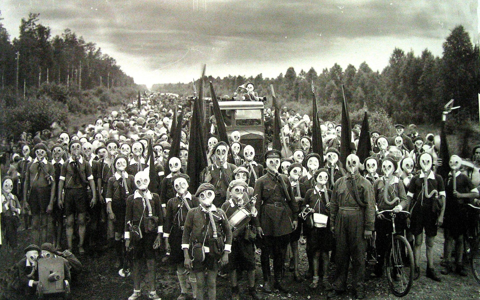 Soviet children, members of the Young Pioneers movement, pose for a photo with chemical protection kits during training, 1937. - Sputnik International, 1920, 12.11.2023
