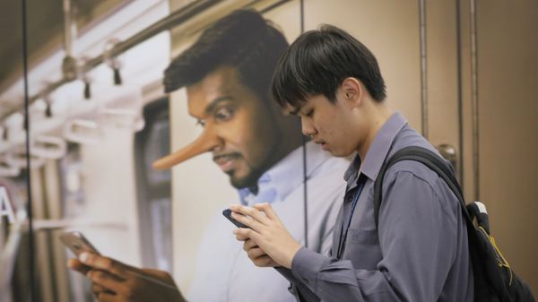 Poster warning of fake news in Kuala Lumpur, Malaysia  - Sputnik International