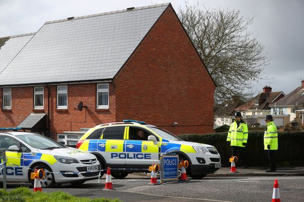 Police officers guard the cordoned off area around the home of former Russian intelligence officer Sergei Skripal in Salisbury, Britain, April 3, 2018 - Sputnik International