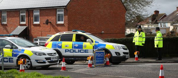 Police officers guard the cordoned off area around the home of former Russian intelligence officer Sergei Skripal in Salisbury, Britain, April 3, 2018 - Sputnik International