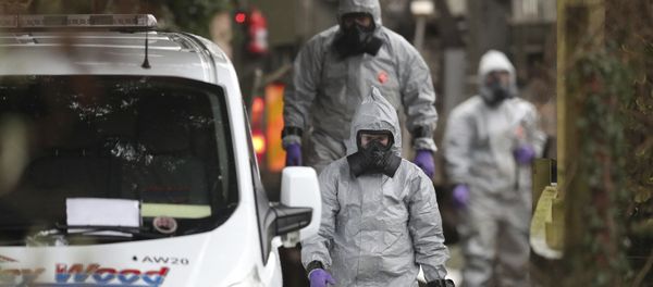 Investigators in protective clothing remove a van from an address in Winterslow, Wiltshire, as part of their investigation into the nerve-agent poisoning of ex-spy Sergei Skripal and his daughter, in England,March 12, 2018 - Sputnik International