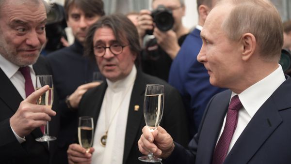 From right: President Vladimir Putin, Art Director and Chief Conductor of the Novaya Rossiya Symphony Orchestra Yury Bashmet and Mariinsky Theater Artistic Director Valery Gergiev after the 2017 awards ceremony for young culture professionals for writing and art for children and young people - Sputnik International