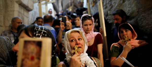 Worshippers hold crosses as they take part in the Good Friday procession in the Church of the Holy Sepulchre in Jerusalem's Old City April 6, 2018 Worshippers hold crosses as they take part in the Good Friday procession in the Church of the Holy Sepulchre in Jerusalem's Old City April 6, 2018 - Sputnik International