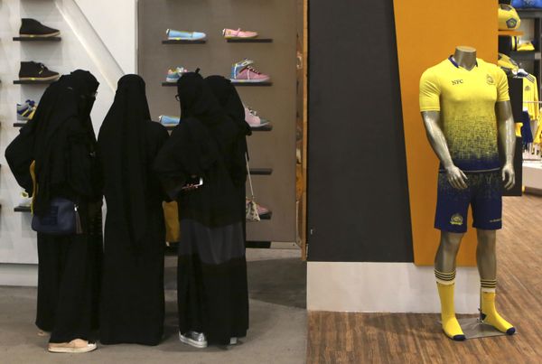 Saudi women shop at a mall in Riyadh, Saudi Arabia (File) Saudi women shop at a mall in Riyadh, Saudi Arabia (File) - Sputnik International