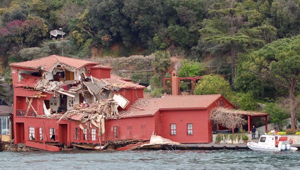 The damaged Hekimbasi Salih Efendi Mansion is seen after the Maltese flagged tanker Vitaspirit crashed into it by the Bosphorus strait in Istanbul, Turkey April 7, 2018 - Sputnik International