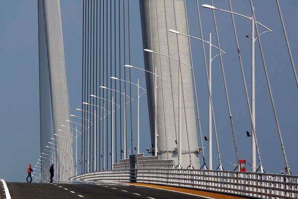 Workers walk on a section of the Hong Kong-Zhuhai-Macau Bridge, to be opened in Zhuhai, China March 28, 2018 Workers walk on a section of the Hong Kong-Zhuhai-Macau Bridge, to be opened in Zhuhai, China March 28, 2018 - Sputnik International