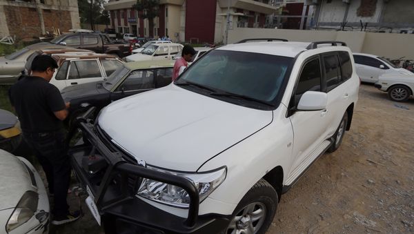 Pakistani journalists examine a car of American diplomate parked inside a police station after an accident in Islamabad, Pakistan, Saturday, April 7, 2018. Pakistani police say a car carrying an American diplomat has accidentally hit a Pakistani motorcyclist in the capital, Islamabad, killing him on the spot - Sputnik International