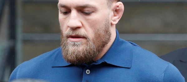 Ultimate fighting star Conor McGregor, center, is escorted by New York Court Police officers after a hearing at the Brooklyn Criminal Court, Friday, April 6, 2018, in New York - Sputnik International