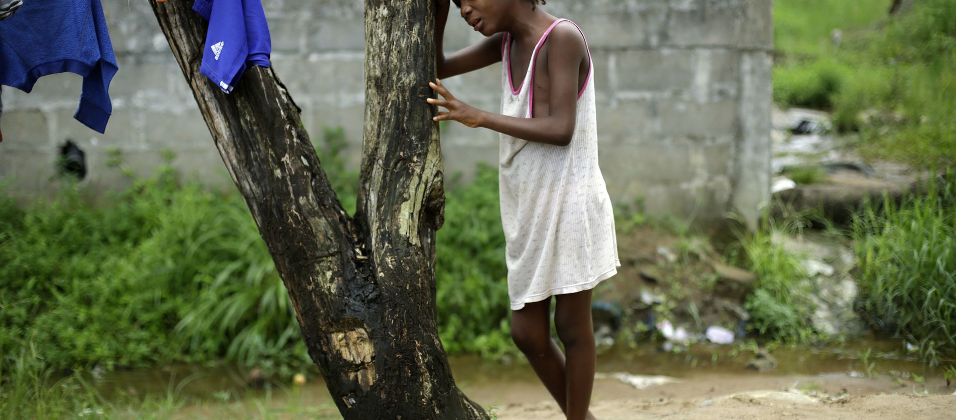 A child cries as community activists approach her outside her home in Liberia, a day after her mother was taken away by an ambulance to an Ebola ward, - Sputnik International, 1920, 14.02.2021