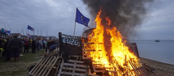 The remains of a small boat flying European flags is burnt on a bonfire during a demonstration in Whitstable, southeast England on April 8, 2018 against the Brexit transition deal that would see Britain continue to adhere to the Common Fisheries Policy after formally leaving the EU - Sputnik International