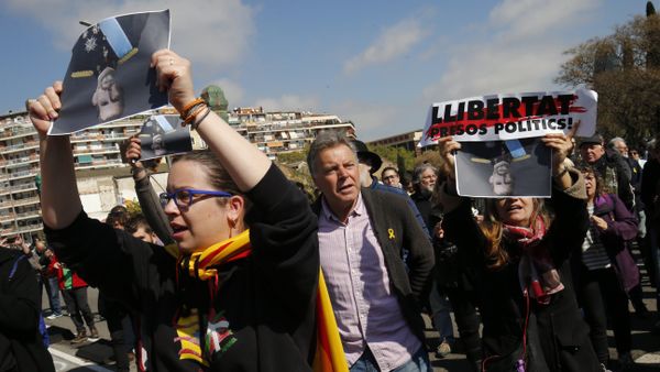 People hold pictures of Spain´s King Felipe VI upside down during a protest called by Catalan pro-independence demonstrators against the visit of the king in Barcelona - Sputnik International