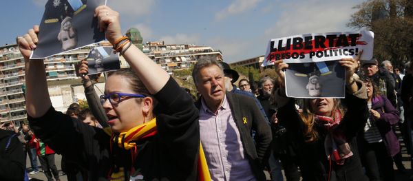 People hold pictures of Spain´s King Felipe VI upside down during a protest called by Catalan pro-independence demonstrators against the visit of the king in Barcelona People hold pictures of Spain´s King Felipe VI upside down during a protest called by Catalan pro-independence demonstrators against the visit of the king in Barcelona - Sputnik International