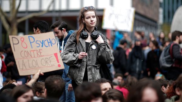 Students protest against Macron's university reform in front of the gate of the Jussieu campus in Paris, France - Sputnik International