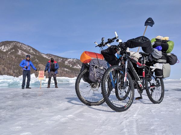 Baikal-riders-posing-with-danger-sign Baikal-riders-posing-with-danger-sign - Sputnik International