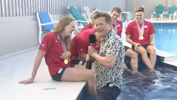 Mike Bushell falls into pool - Sputnik International
