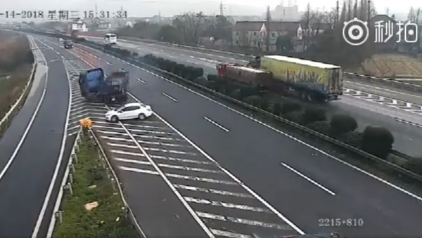 Stop and Run: Driver Misses Exit, Causes Chaos Before Driving Off - Sputnik International
