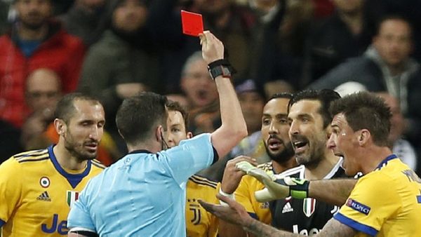 Referee Michael Oliver shows a red car to Juventus goalkeeper Gianluigi Buffon during a Champions League quarter final second leg soccer match between Real Madrid and Juventus at the Santiago Bernabeu stadium in Madrid, Wednesday, April 11, 2018 - Sputnik International