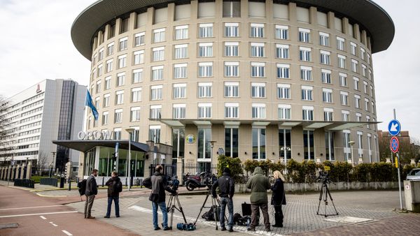 Journalists wait outside the headquarters of Organisation for the Prohibition of Chemical Weapons (OPCW) on April 4, 2018 in the Hague Journalists wait outside the headquarters of Organisation for the Prohibition of Chemical Weapons (OPCW) on April 4, 2018 in the Hague - Sputnik International