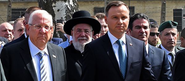 Poland's President Andrzej Duda (R) and Israel's President Reuven Rivlin (L) attend the March of the Living, a yearly Holocaust remembrance march between the former death camps of Auschwitz and Birkenau, in Oswiecim - Sputnik International