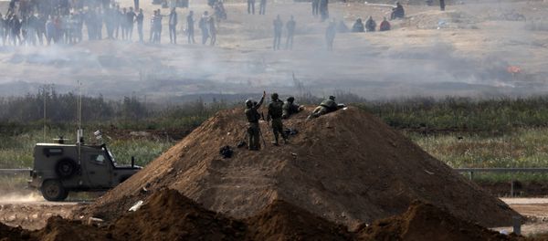 Israeli soldiers are seen next to the border fence on the Israeli side of the Israel-Gaza border, as Palestinians protest on the Gaza side of the border, Israel April 5, 2018 Israeli soldiers are seen next to the border fence on the Israeli side of the Israel-Gaza border, as Palestinians protest on the Gaza side of the border, Israel April 5, 2018 - Sputnik International