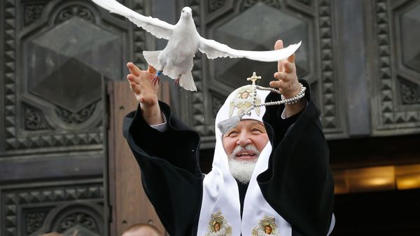 Патриарх Московский и всея Руси Кирилл выпускает голубей после богослужения в праздник Благовещения Пресвятой Богородицы в Храме Христа Спасителя в Москве - Sputnik International