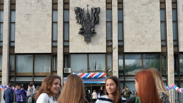 Students by the building of the Moscow State Institute of International Relations (MGIMO). File photo - Sputnik International