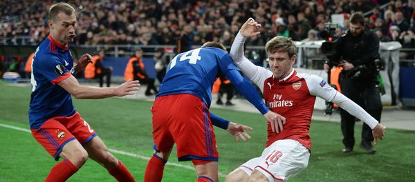 CSKA's Vasily Berezutsky, Kirill Nababkin and Arsenal's Nacho Monreal, left to right, during a quarterfinal match of the 2017/18 UEFA Europa League between CSKA (Moscow, Russia) and Arsenal (London, UK) - Sputnik International