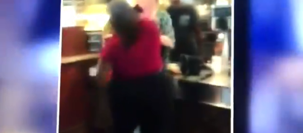McDonald's employee slaps customer who threw drink on her - Sputnik International