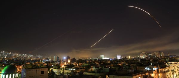 Missiles streak across the Damascus skyline as the U.S. launches an attack on Syria targeting different parts of the capital, early Saturday, April 14, 2018 - Sputnik International